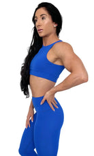 Mujer vistiendo los leggings compresivos de cintura alta Legging Myself de LUXFEEL en color Azul, que ofrecen un efecto segunda piel.