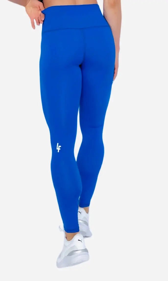 Mujer vistiendo los leggings compresivos de cintura alta Legging Myself de LUXFEEL en color Azul, que ofrecen un efecto segunda piel.