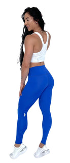 Mujer vistiendo los leggings compresivos de cintura alta Legging Myself de LUXFEEL en color Azul, que ofrecen un efecto segunda piel.