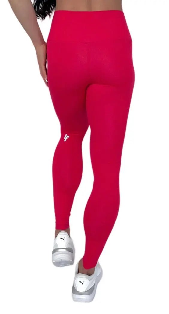 Mujer vistiendo los leggings compresivos de cintura alta Legging Myself de LUXFEEL en color Rosa, que ofrecen un efecto segunda piel.