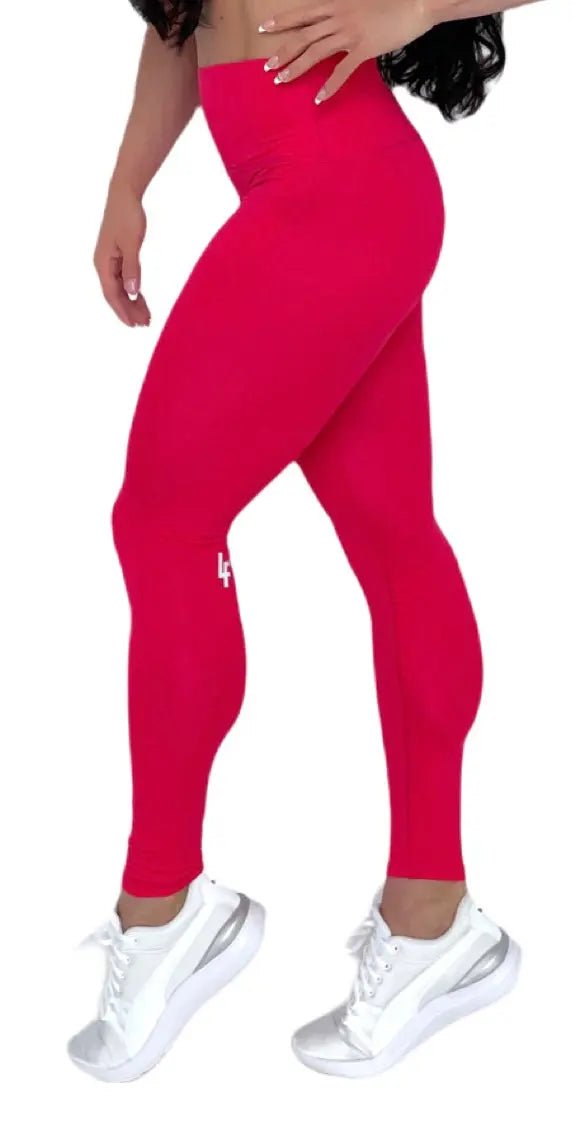 Mujer vistiendo los leggings compresivos de cintura alta Legging Myself de LUXFEEL en color Rosa, que ofrecen un efecto segunda piel.
