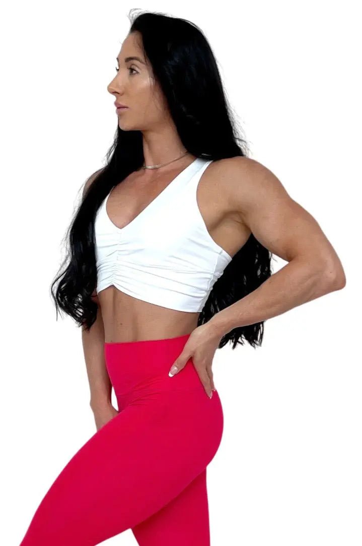 Mujer vistiendo los leggings compresivos de cintura alta Legging Myself de LUXFEEL en color Rosa, que ofrecen un efecto segunda piel.