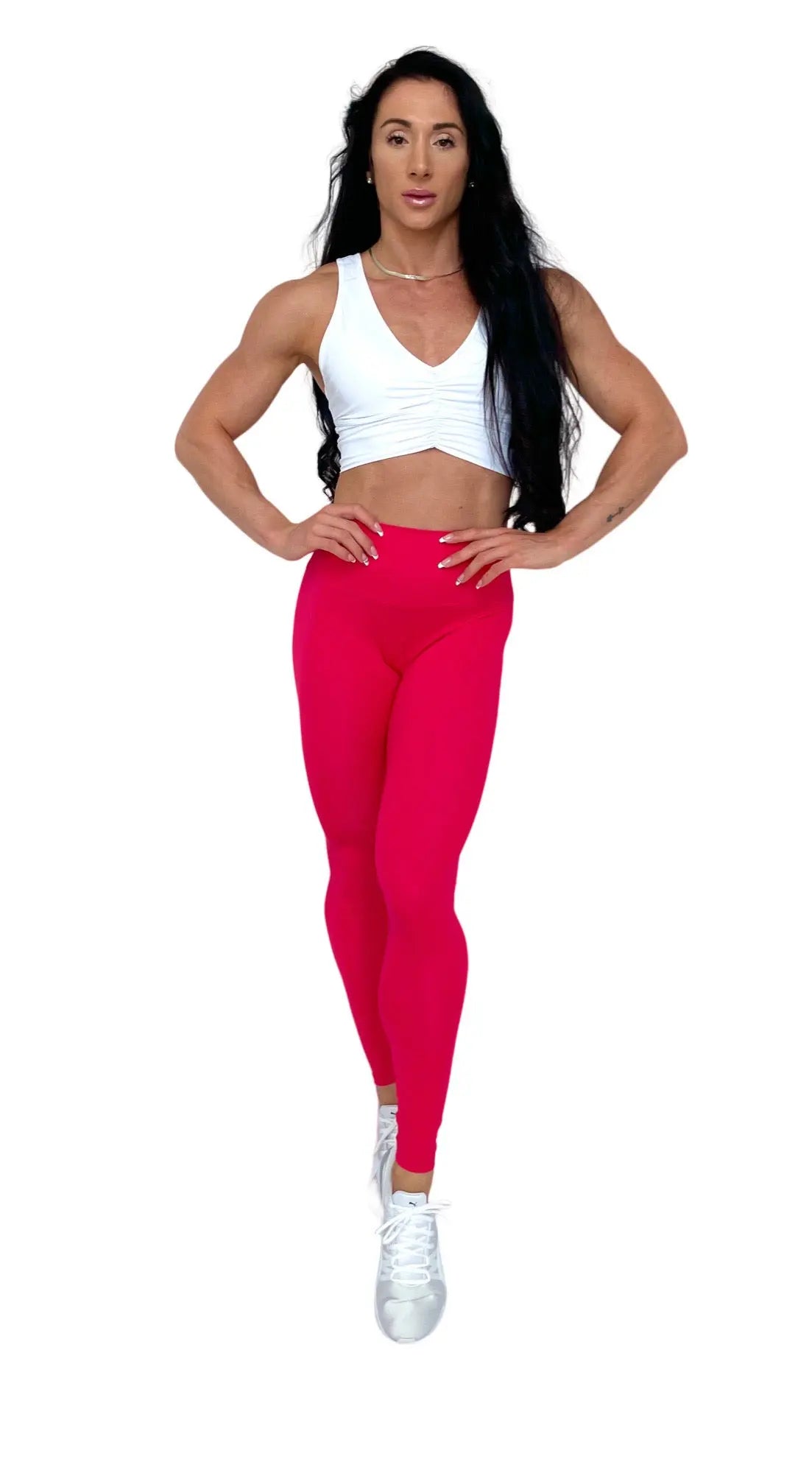 Mujer vistiendo los leggings compresivos de cintura alta Legging Myself de LUXFEEL en color Rosa, que ofrecen un efecto segunda piel.