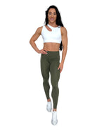 Mujer vistiendo los leggings compresivos de cintura alta Legging Myself de LUXFEEL en color  Verde Caqui / Verde Kaki, que ofrecen un efecto segunda piel.