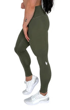 Mujer vistiendo los leggings compresivos de cintura alta Legging Myself de LUXFEEL en color  Verde Caqui / Verde Kaki, que ofrecen un efecto segunda piel.