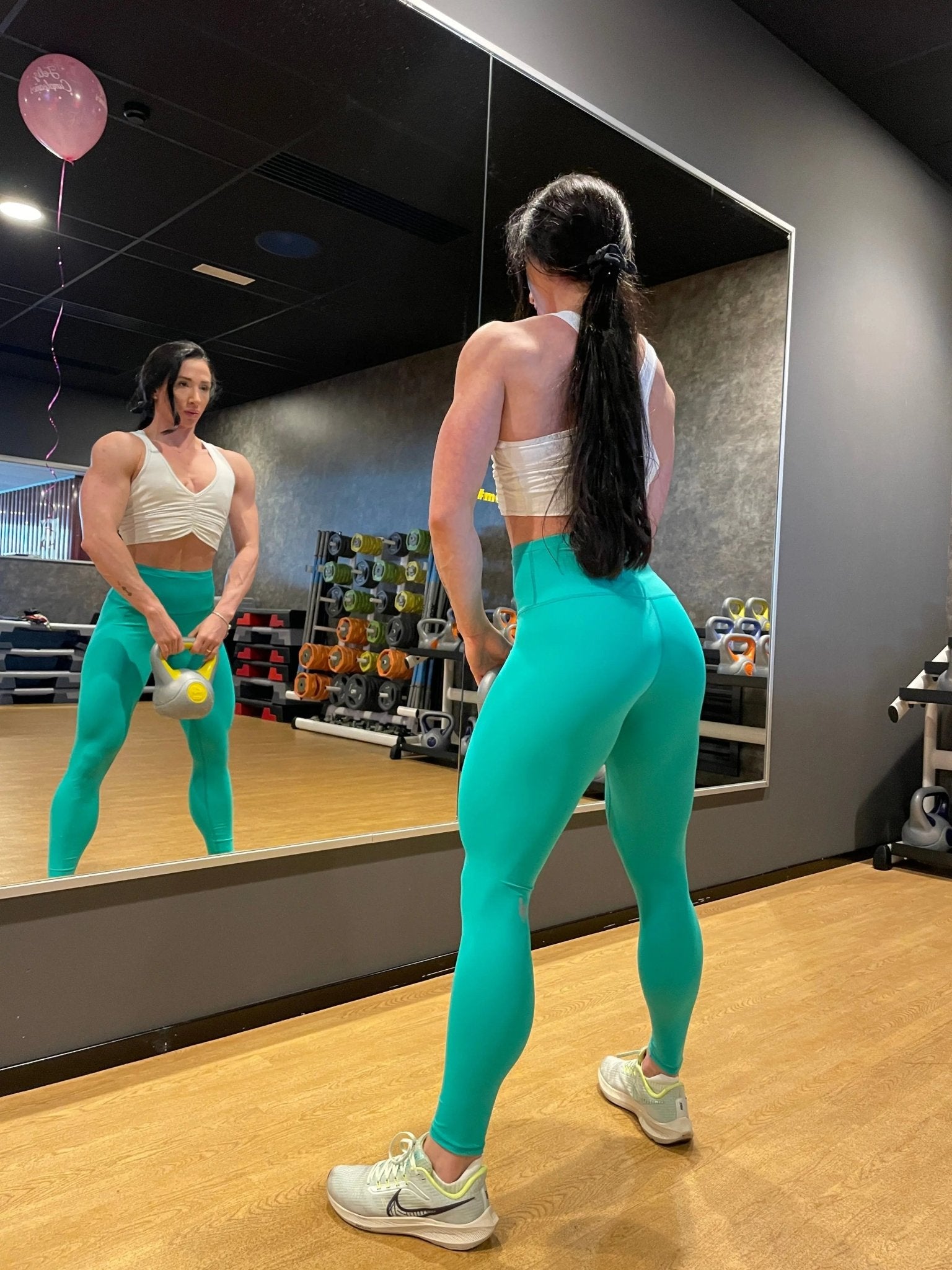 Mujer vistiendo los leggings compresivos de cintura alta Legging Myself de LUXFEEL en color Verde Menta, que ofrecen un efecto segunda piel.
