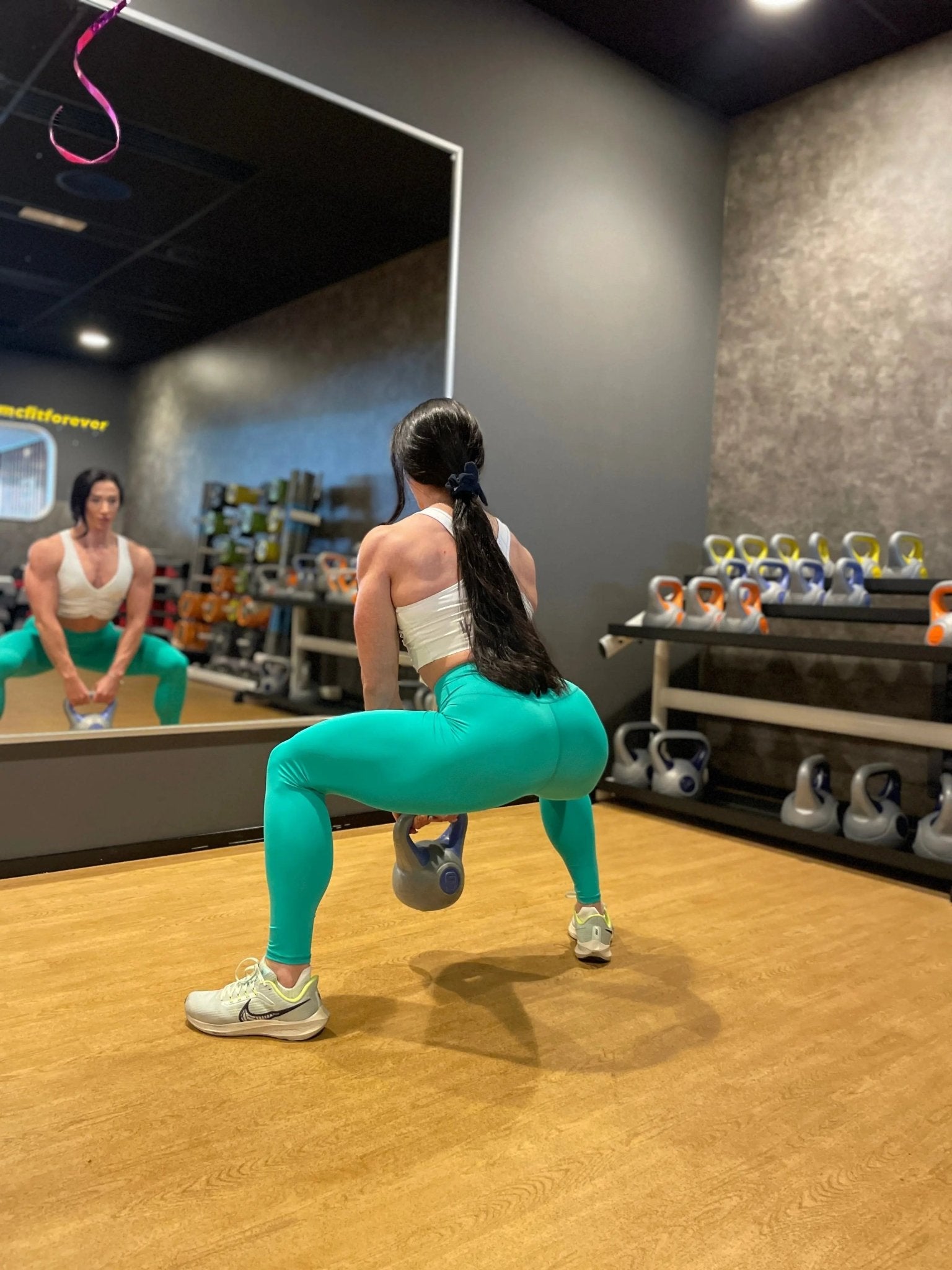 Mujer vistiendo los leggings compresivos de cintura alta Legging Myself de LUXFEEL en color Verde Menta, que ofrecen un efecto segunda piel.