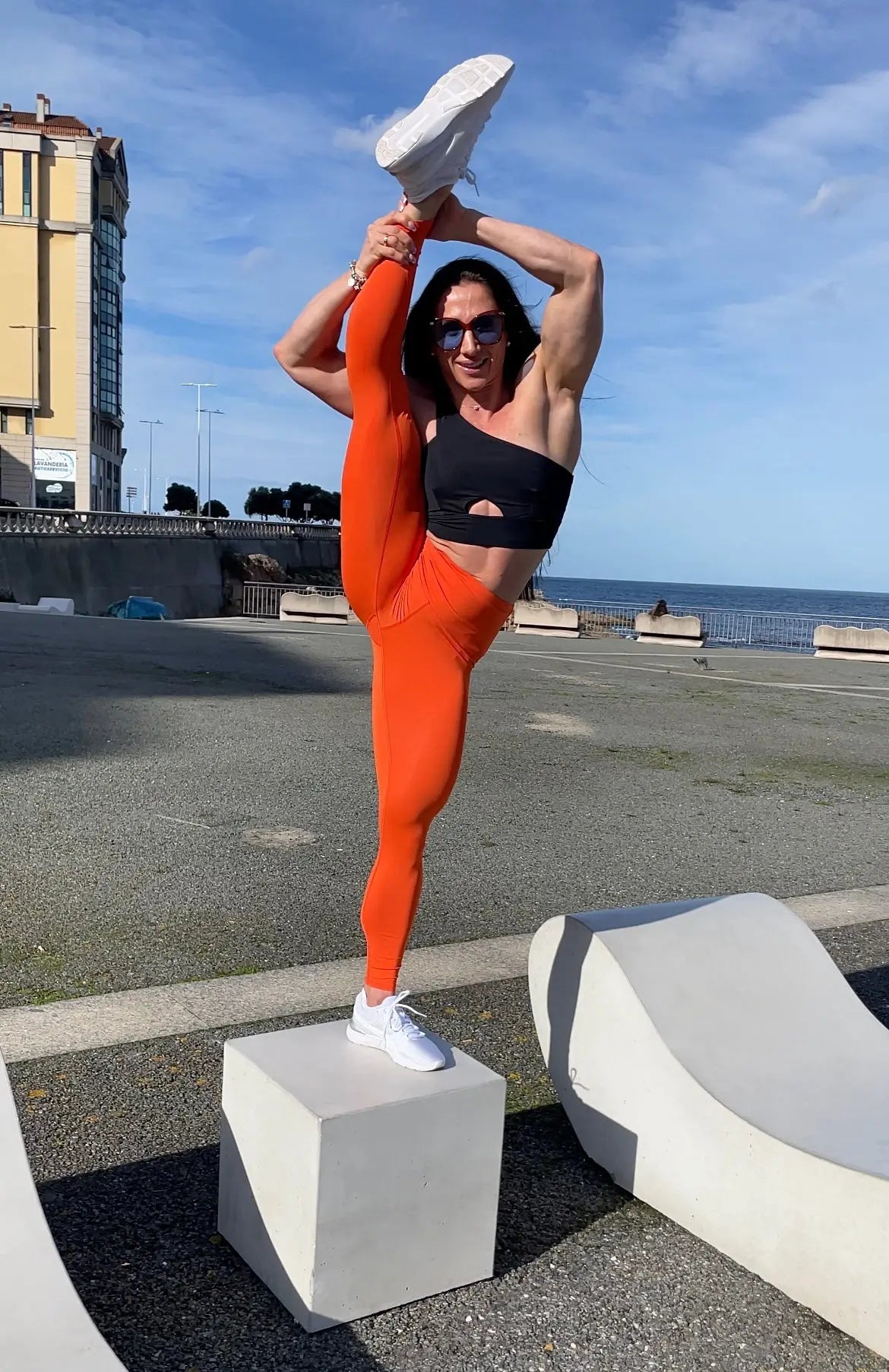 Mujer vistiendo los leggings compresivos de cintura alta Legging Myself de LUXFEEL en color Naranja, que ofrecen un efecto segunda piel.