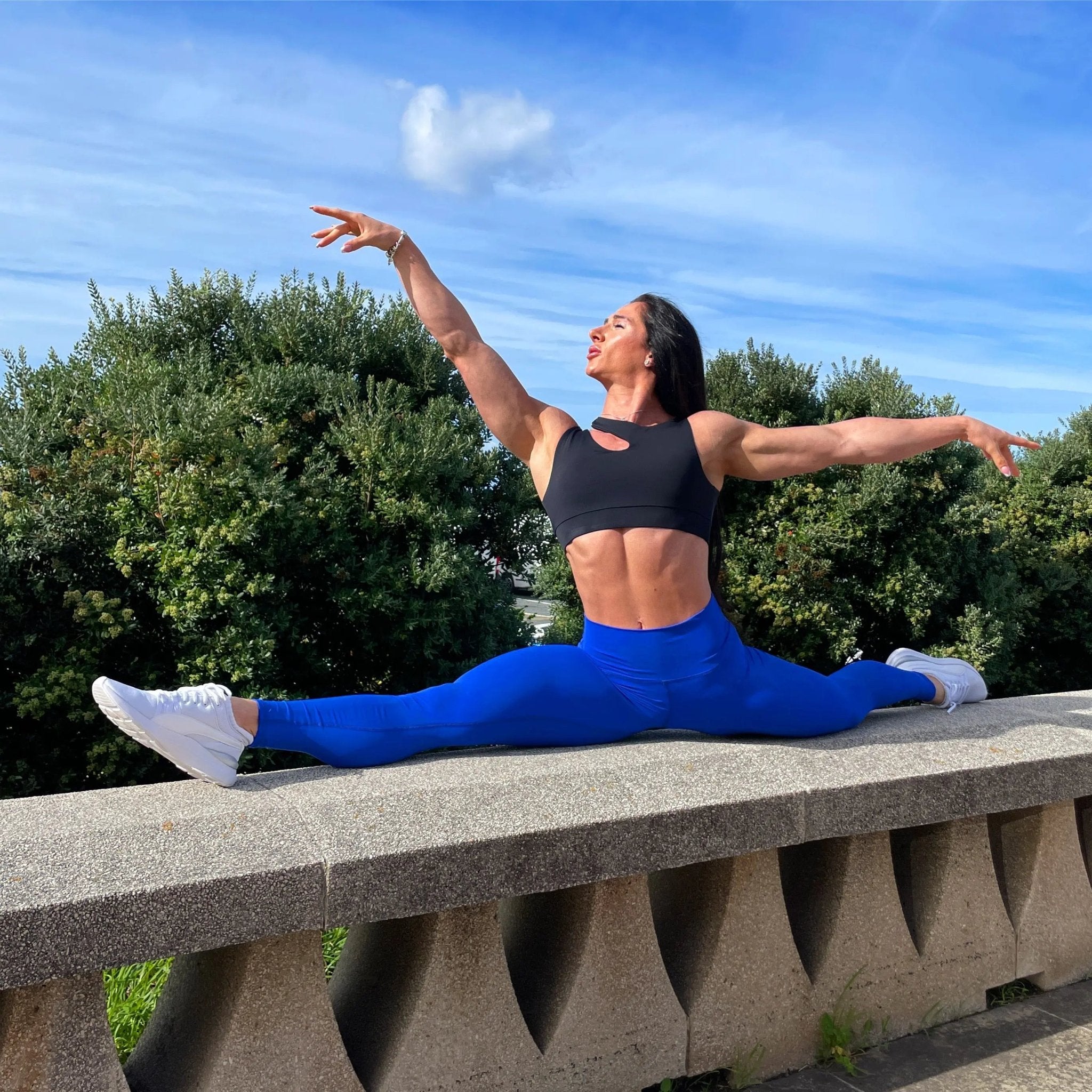 Mujer vistiendo los leggings compresivos de cintura alta Legging Myself de LUXFEEL en color Azul, que ofrecen un efecto segunda piel.