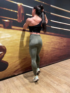 Mujer vistiendo los leggings compresivos de cintura alta Legging Myself de LUXFEEL en color  Verde Caqui / Verde Kaki, que ofrecen un efecto segunda piel.