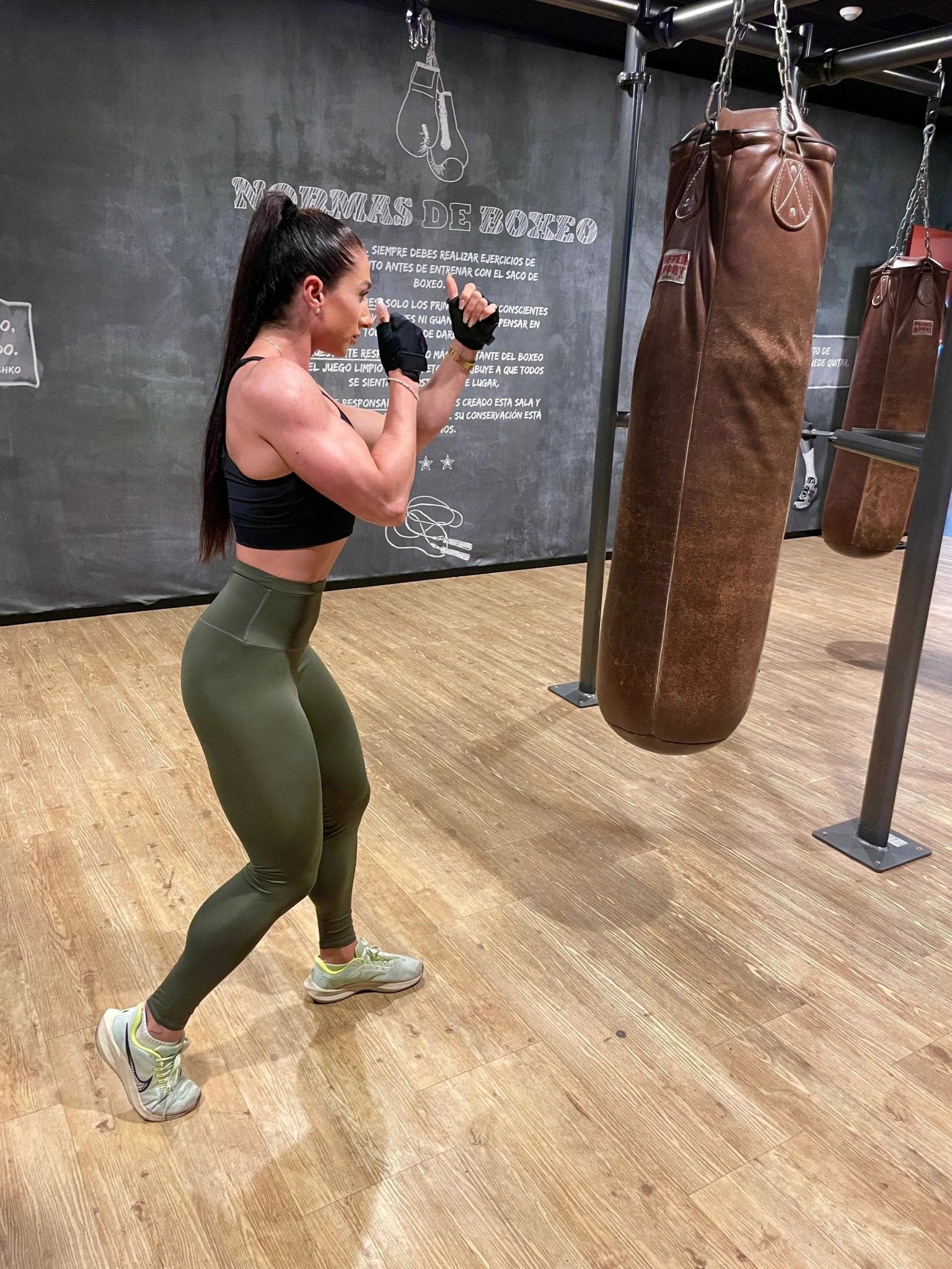 Mujer vistiendo los leggings compresivos de cintura alta Legging Myself de LUXFEEL en color  Verde Caqui / Verde Kaki, que ofrecen un efecto segunda piel.