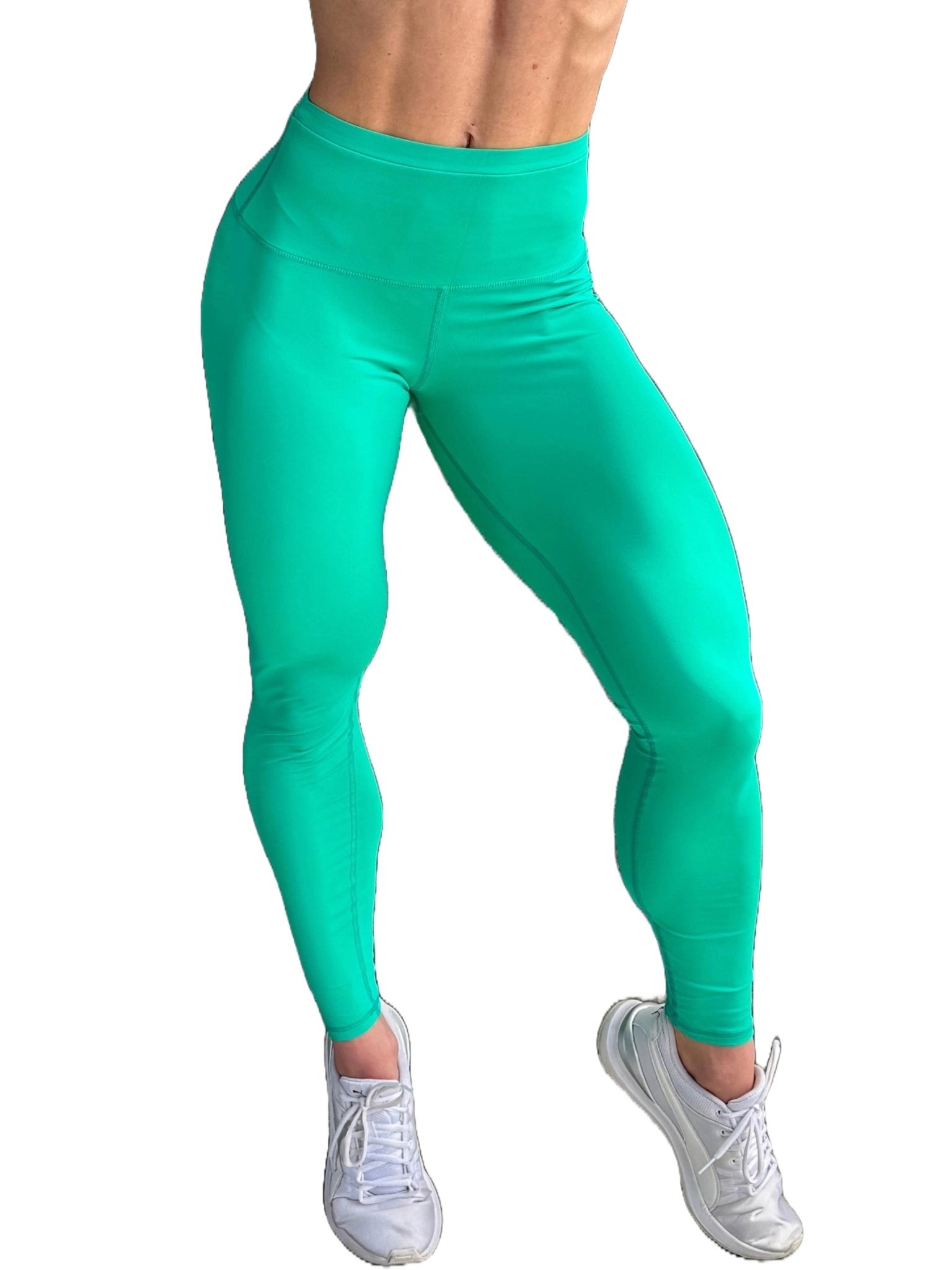 Mujer vistiendo los leggings compresivos de cintura alta Legging Myself de LUXFEEL en color Verde Menta, que ofrecen un efecto segunda piel.