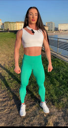 Mujer vistiendo los leggings compresivos de cintura alta Legging Myself de LUXFEEL en color Verde Menta, que ofrecen un efecto segunda piel.