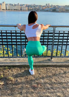 Mujer vistiendo los leggings compresivos de cintura alta Legging Myself de LUXFEEL en color Verde Menta, que ofrecen un efecto segunda piel.