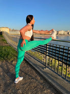 Mujer vistiendo los leggings compresivos de cintura alta Legging Myself de LUXFEEL en color Verde Menta, que ofrecen un efecto segunda piel.