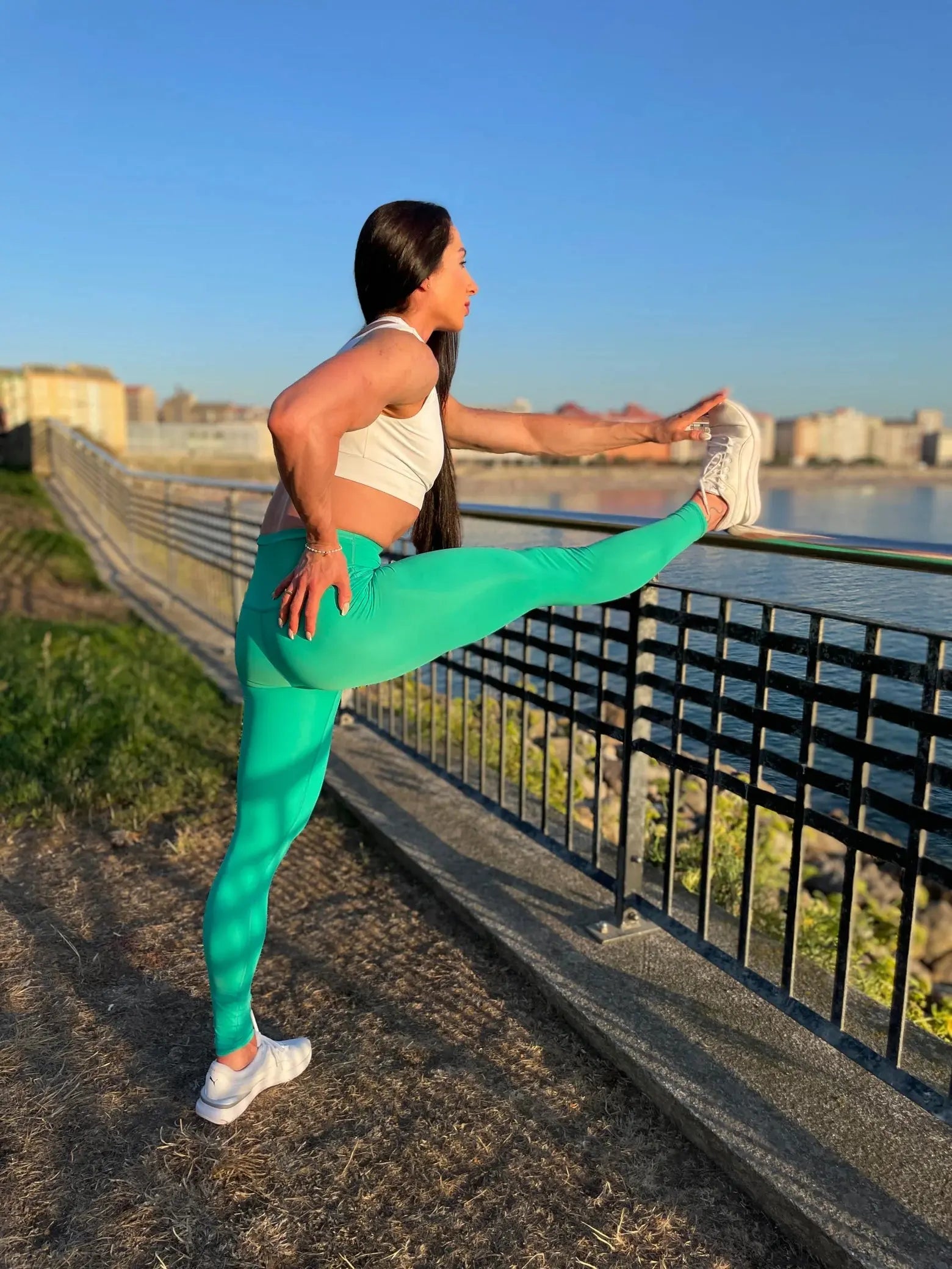 Mujer vistiendo los leggings compresivos de cintura alta Legging Myself de LUXFEEL en color Verde Menta, que ofrecen un efecto segunda piel.