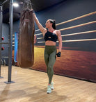 Mujer vistiendo los leggings compresivos de cintura alta Legging Myself de LUXFEEL en color  Verde Caqui / Verde Kaki, que ofrecen un efecto segunda piel.
