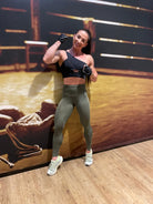 Mujer vistiendo los leggings compresivos de cintura alta Legging Myself de LUXFEEL en color  Verde Caqui / Verde Kaki, que ofrecen un efecto segunda piel.