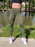 Mujer vistiendo los leggings compresivos de cintura alta Legging Myself de LUXFEEL en color  Verde Caqui / Verde Kaki, que ofrecen un efecto segunda piel.
