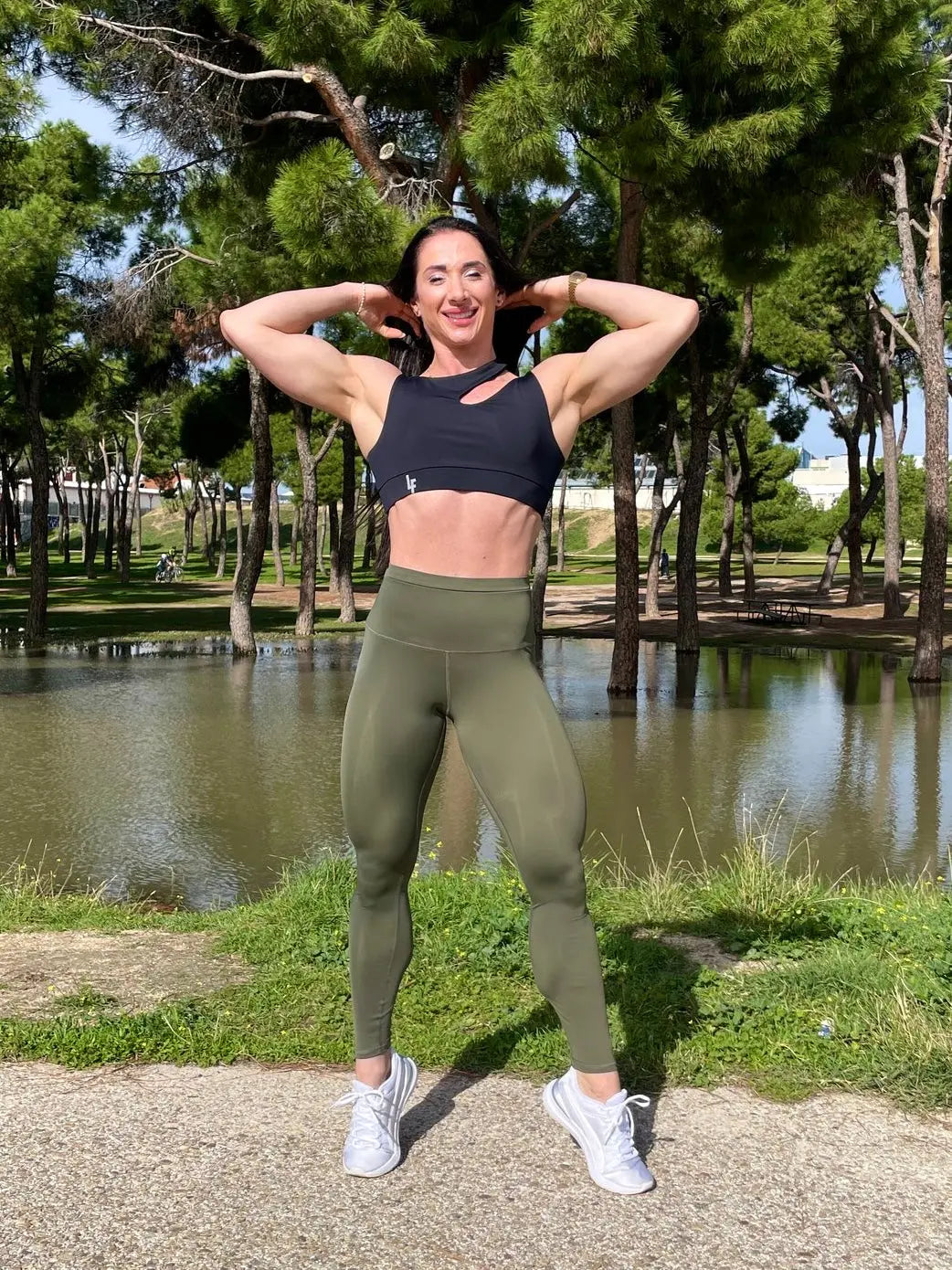 Mujer vistiendo los leggings compresivos de cintura alta Legging Myself de LUXFEEL en color  Verde Caqui / Verde Kaki, que ofrecen un efecto segunda piel.