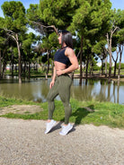 Mujer vistiendo los leggings compresivos de cintura alta Legging Myself de LUXFEEL en color  Verde Caqui / Verde Kaki, que ofrecen un efecto segunda piel.