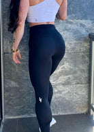 Mujer vistiendo los leggings compresivos de cintura alta Legging Myself de LUXFEEL en color Negro, que ofrecen un efecto segunda piel.