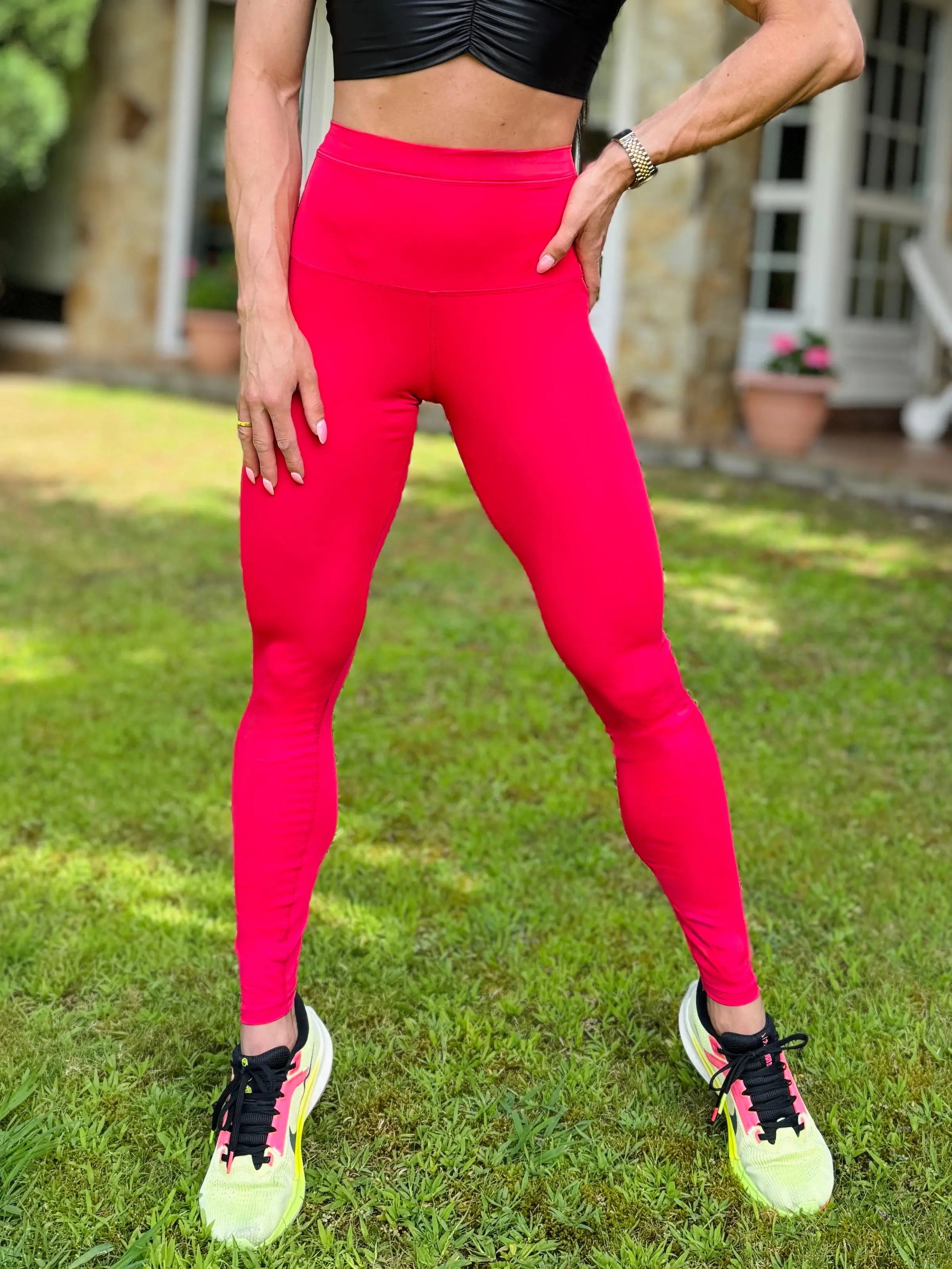 Mujer vistiendo los leggings compresivos de cintura alta Legging Myself de LUXFEEL en color Rosa Rodolita, que ofrecen un efecto segunda piel.