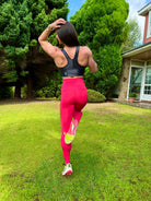 Mujer vistiendo los leggings compresivos de cintura alta Legging Myself de LUXFEEL en color Rosa Rodolita, que ofrecen un efecto segunda piel.