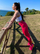 Mujer vistiendo los leggings compresivos de cintura alta Legging Myself de LUXFEEL en color Rosa Rodolita, que ofrecen un efecto segunda piel.
