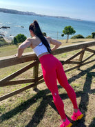 Mujer vistiendo los leggings compresivos de cintura alta Legging Myself de LUXFEEL en color Rosa Rodolita, que ofrecen un efecto segunda piel.