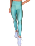 Mujer vistiendo los leggings brillantes de cintura alta Legging Pearl Shine de LUXFEEL en color Azul Celeste Brillante, con acabado efecto perla.