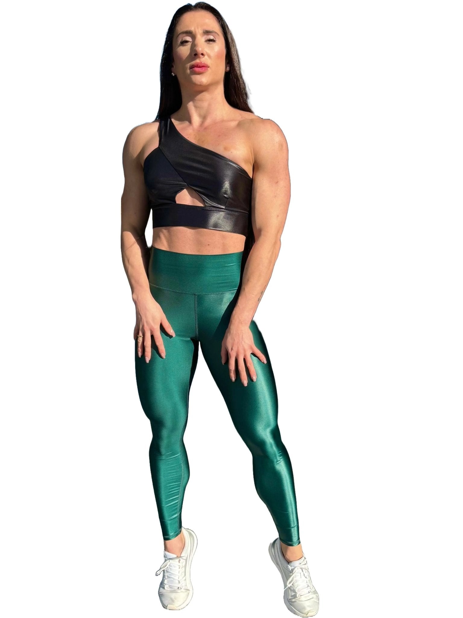 Mujer vistiendo los leggings brillantes de cintura alta Legging Pearl Shine de LUXFEEL en color Verde Botella Brillante, con acabado efecto perla.