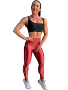 Mujer vistiendo los leggings brillantes de cintura alta Legging Pearl Shine de LUXFEEL en color Teja Brillante / Marron Brillante, con acabado efecto perla.