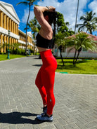 Legging Yourself de LUXFEEL en color rojo vibrante, unas mallas compresivas de lujo diseñadas para realzar y estilizar.