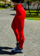 Legging Yourself de LUXFEEL en color rojo vibrante, unas mallas compresivas de lujo diseñadas para realzar y estilizar.
