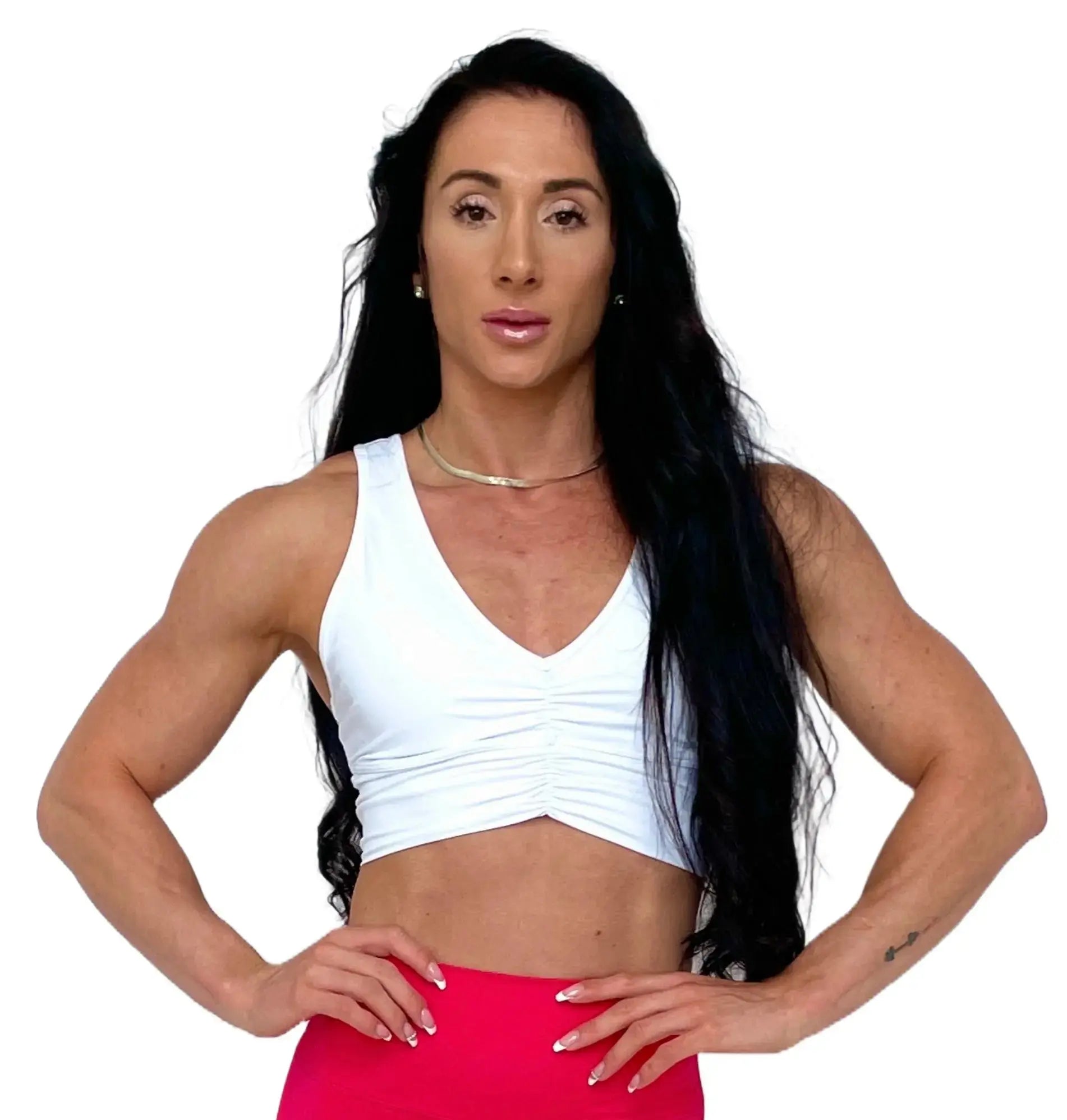 Mujer vistiendo el crop top deportivo Top Adela de LUXFEEL en color Blanco, con escote en V y detalle fruncido en el pecho.