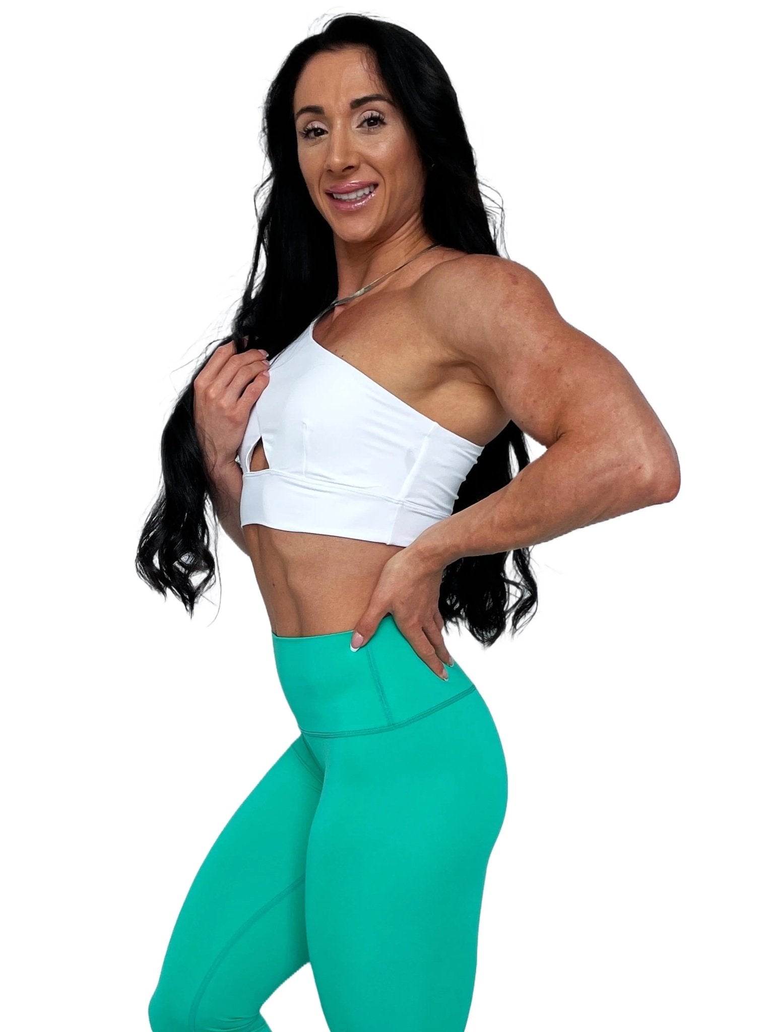 Mujer luciendo el top asimétrico Top Carmela de LUXFEEL en color Blanco, con diseño de un solo hombro y apertura en el escote