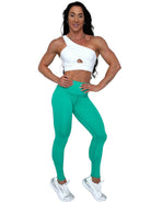 Mujer luciendo el top asimétrico Top Carmela de LUXFEEL en color Blanco, con diseño de un solo hombro y apertura en el escote