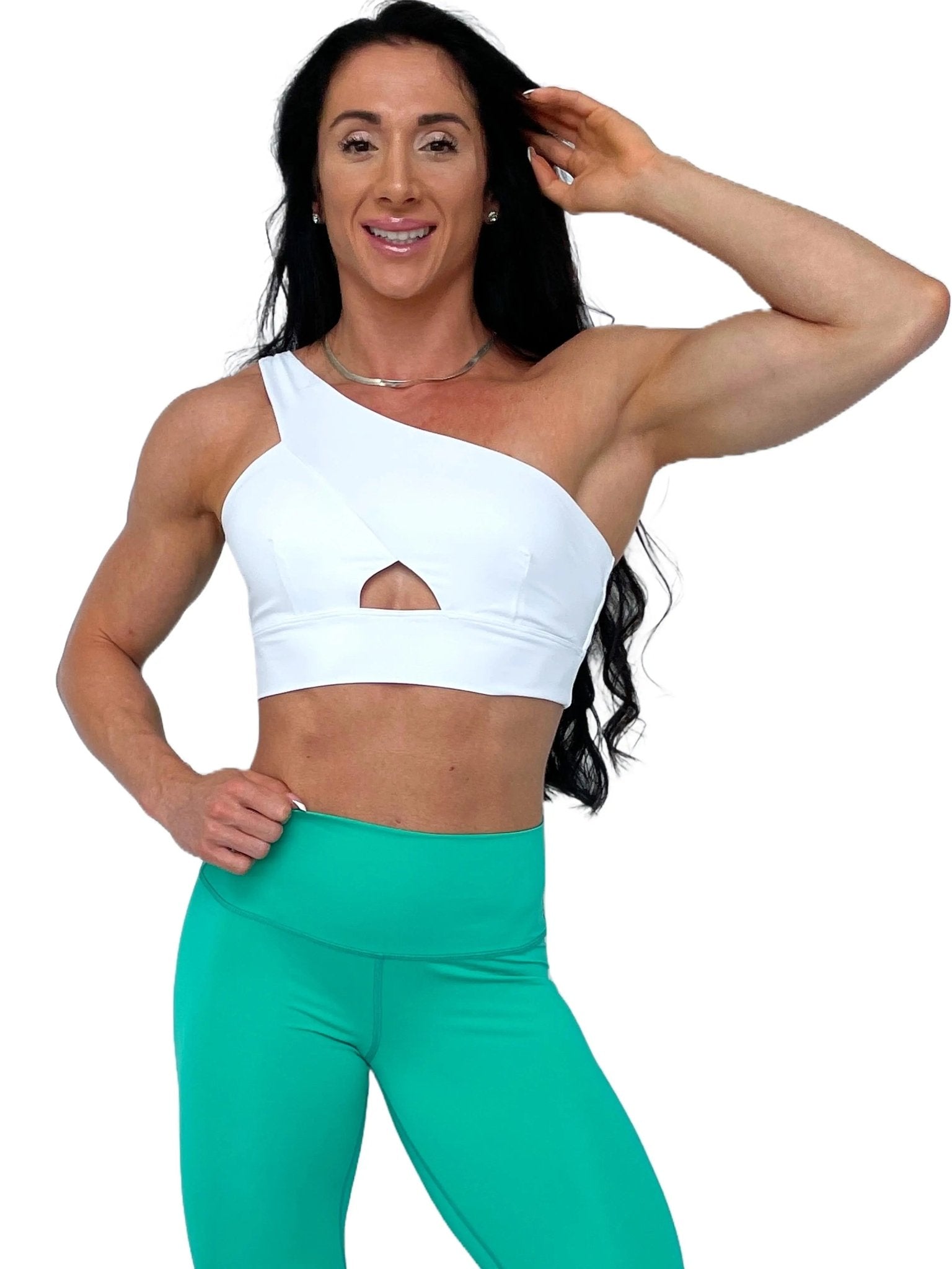 Mujer luciendo el top asimétrico Top Carmela de LUXFEEL en color Blanco, con diseño de un solo hombro y apertura en el escote