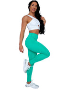 Mujer luciendo el top asimétrico Top Carmela de LUXFEEL en color Blanco, con diseño de un solo hombro y apertura en el escote