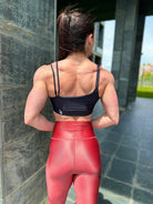 Mujer vistiendo el top deportivo Top Valentina de LUXFEEL en color Negro, con un romántico escote en forma de corazón.