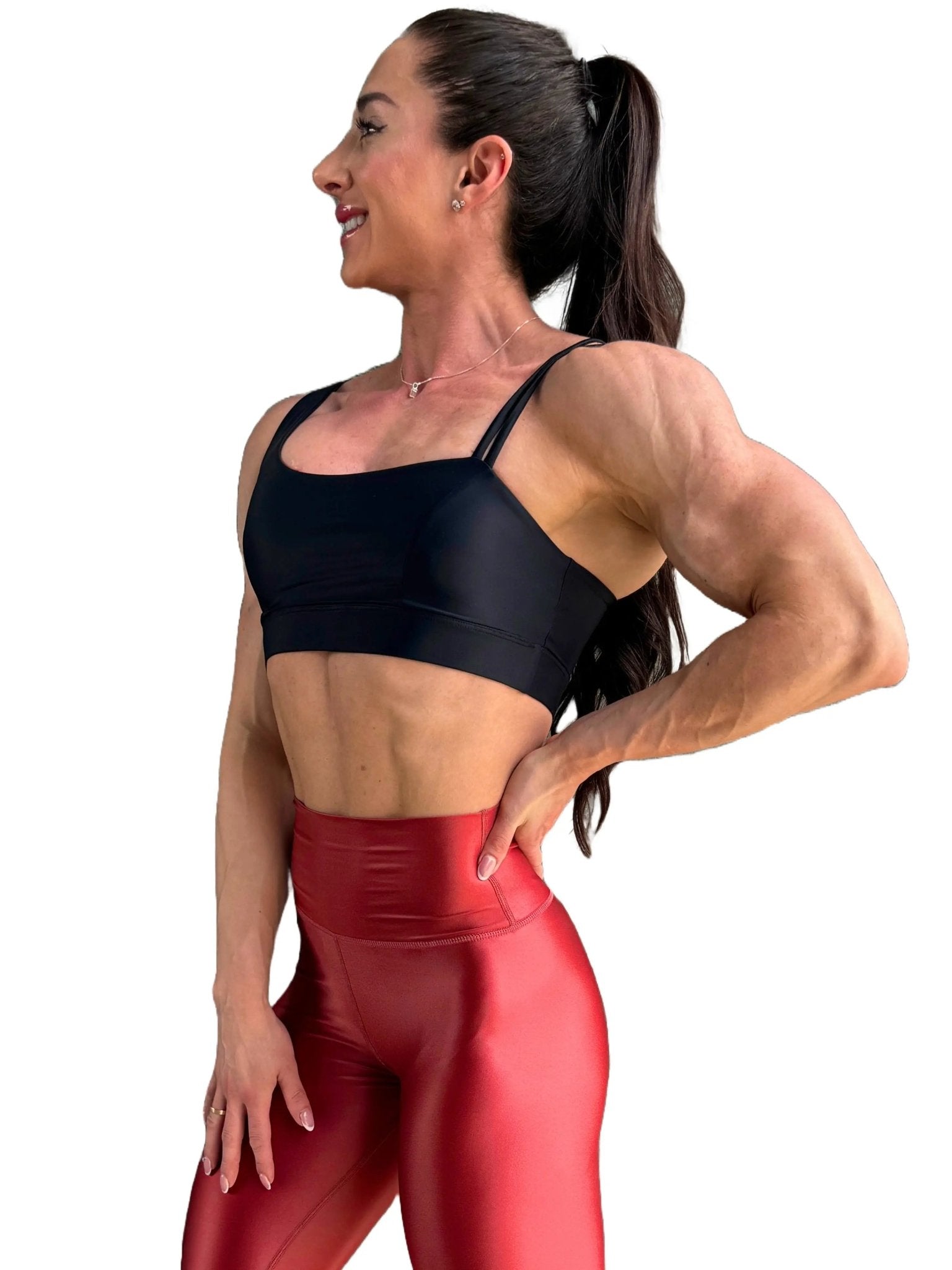 Mujer vistiendo el top deportivo Top Valentina de LUXFEEL en color Negro, con un romántico escote en forma de corazón.