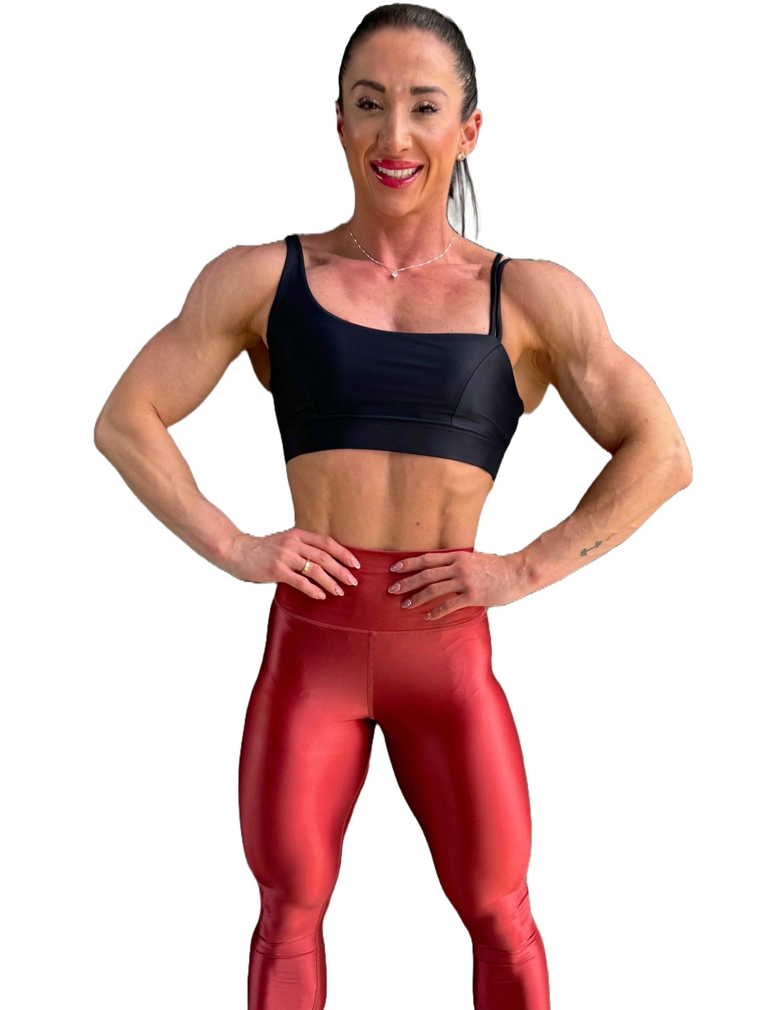 Mujer vistiendo el top deportivo Top Valentina de LUXFEEL en color Negro, con un romántico escote en forma de corazón.