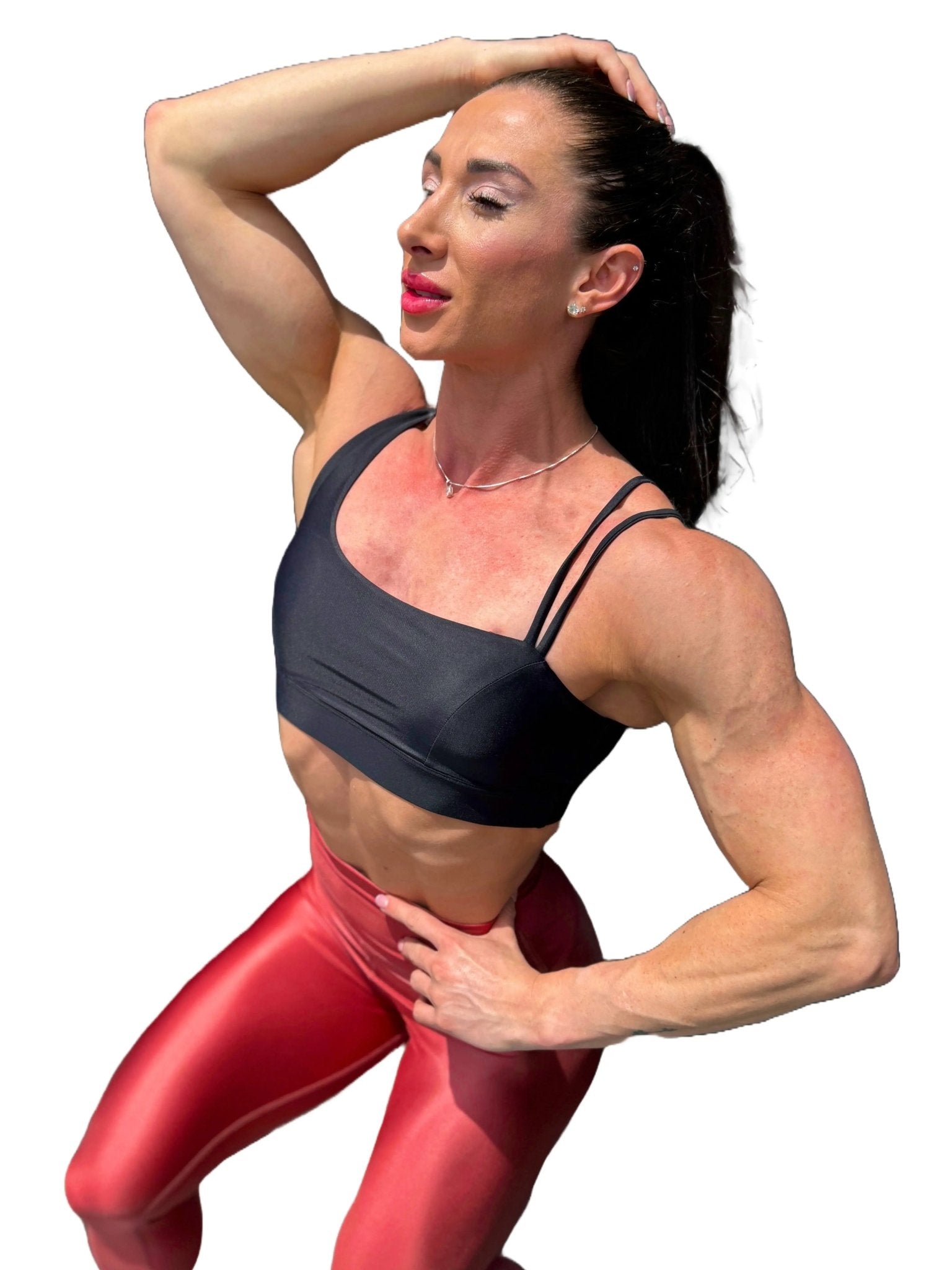 Mujer vistiendo el top deportivo Top Valentina de LUXFEEL en color Negro, con un romántico escote en forma de corazón.