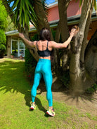 Mujer vistiendo el top deportivo Top Valentina de LUXFEEL en color Negro, con un romántico escote en forma de corazón.