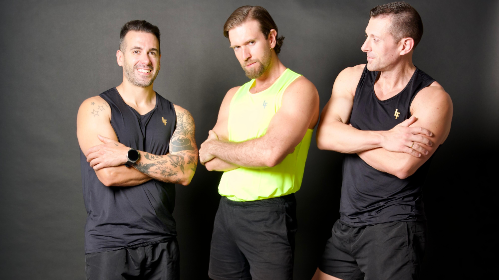 Modelos mostrando la camiseta sin mangas MAN-U de luxfeel en colores amarillo y negro