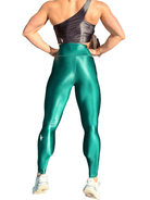 Mujer vistiendo los leggings brillantes de cintura alta Legging Pearl Shine de LUXFEEL en color Verde Botella Brillante, con acabado efecto perla.