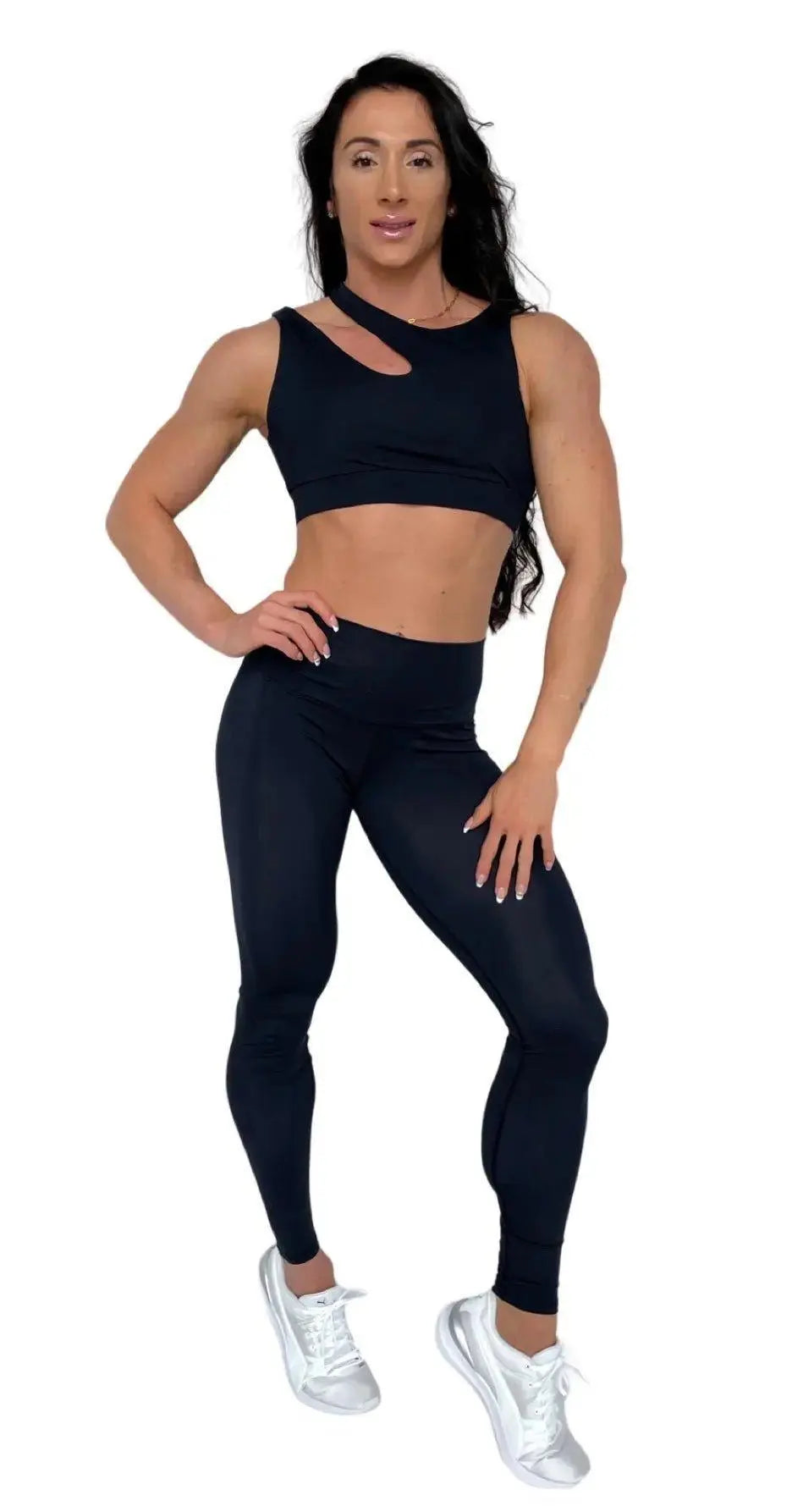 Mujer luciendo el top asimétrico Top Vanesa de LUXFEEL en color Negro, con un diseño de apertura en el hombro y soporte extra.