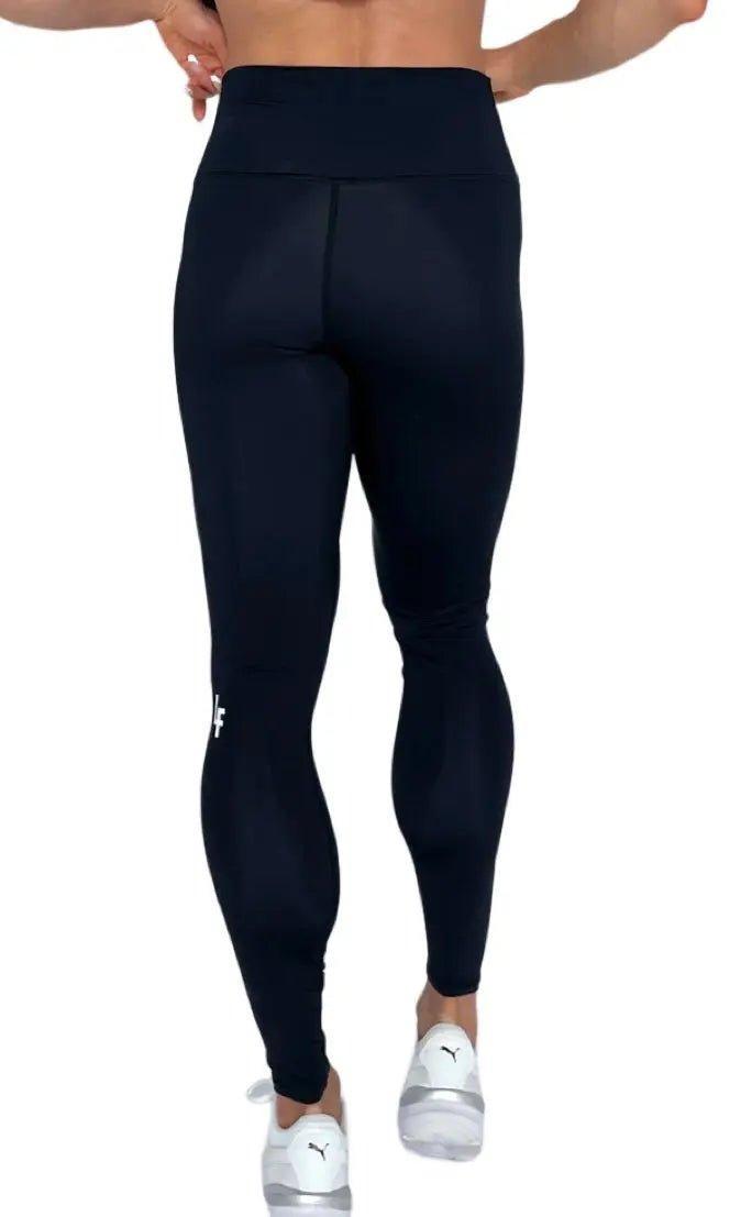 Mujer vistiendo los leggings compresivos de cintura alta Legging Myself de LUXFEEL en color Negro, que ofrecen un efecto segunda piel.