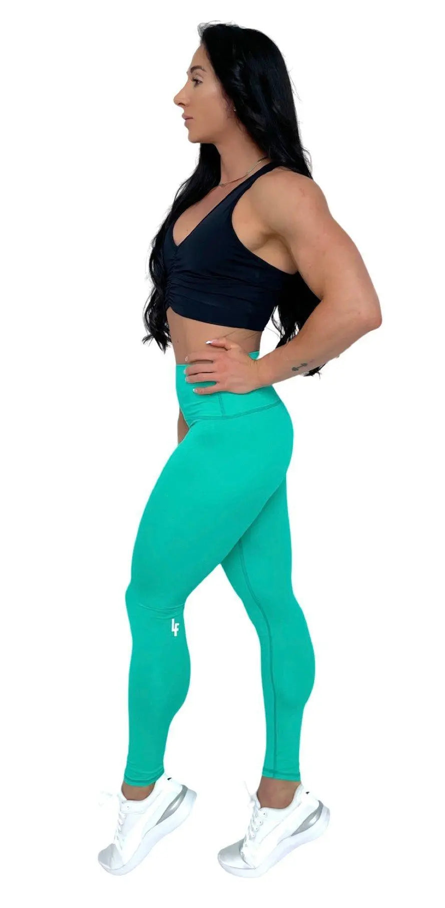 Mujer vistiendo los leggings compresivos de cintura alta Legging Myself de LUXFEEL en color Verde Menta, que ofrecen un efecto segunda piel.